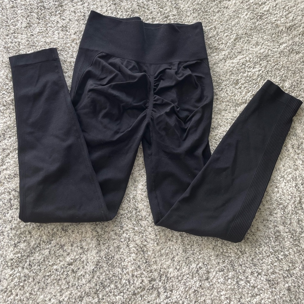 Women’s thin and breathable high rise, butt cinch leggings, size M